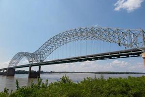 Hernando desoto puente sobre el río Mississippi en Memphis, Tennessee foto