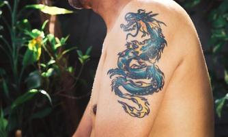 hermoso tatuaje de dragón de color en la parte superior izquierda del brazo de un hombre foto
