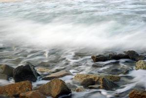 turbulencia de agua de mar y rocas en la costa