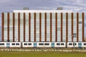 fachada de edificio industrial, con tren
