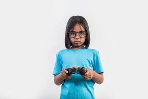 retrato de niña con jugador de joystick. foto