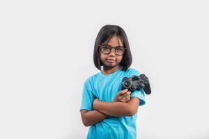 retrato de niña con jugador de joystick. foto