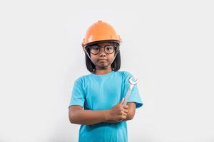 niña con casco naranja en tiro de estudio. foto