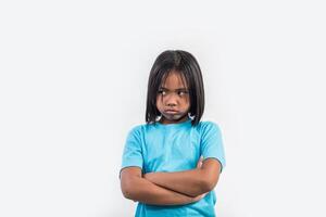 niña se siente enojada en tiro de estudio. foto