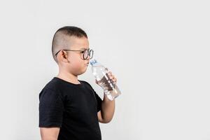 chico divertido con botella de agua en foto de estudio.