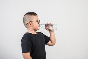 chico divertido con botella de agua en foto de estudio.