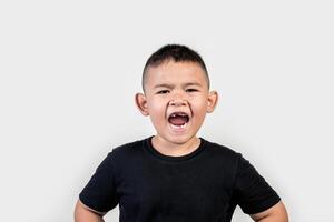 Foto de estudio de niño de retrato divertido.