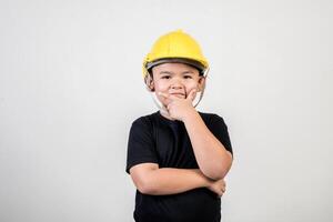 retrato niño feliz con sombrero de ingeniero. foto