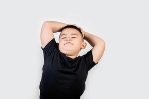 Foto de estudio de niño de retrato divertido.