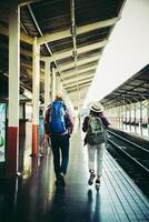 pareja joven inconformista en la estación de tren. foto