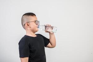 Chico divertido con botella de agua en foto de estudio