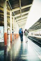 pareja joven inconformista en la estación de tren. foto