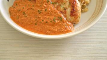 Filete de pollo a la parrilla con salsa de curry rojo - estilo de comida musulmana video