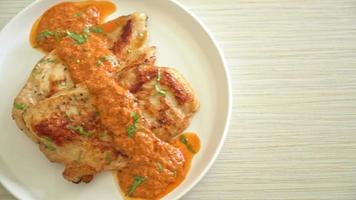 bistecca di pollo alla griglia con salsa al curry rosso - stile cibo musulmano video