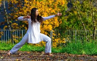 posiciones de brazos y manos de yoga practicadas en el parque foto