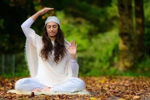 Instructor de yoga practica ejercicios en el parque en otoño. foto