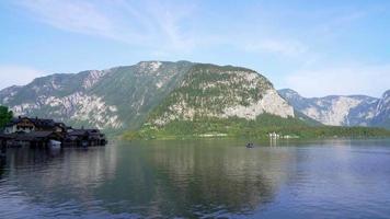 village de hallstatt avec le lac de hallstatt en autriche video