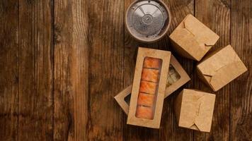 entrega de comida asiática. envases para sushi y woks foto