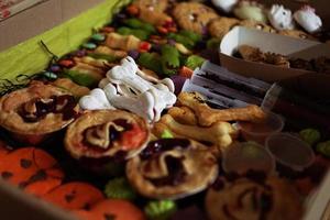 conjunto de cupcakes festivos de halloween y golosinas y dulces en una caja foto