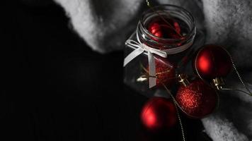 pequeñas bolas de navidad rojas en un frasco de vidrio foto