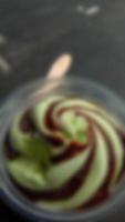 Foto borrosa de helado con sabor a aguacate sobre fondo negro