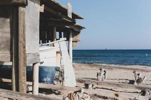 Los muelles de pescadores de la playa de Migjorn en Formentera en España
