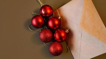 composición navideña. sobre artesanal y bolas rojas. foto