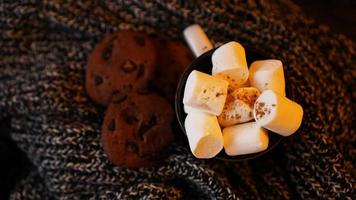 taza con malvaviscos y galletas con chispas de chocolate foto