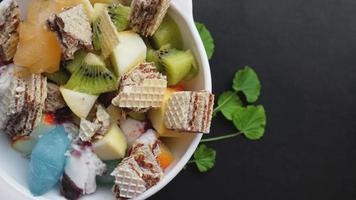 Cerrar desierto con fruta fresca y helado foto