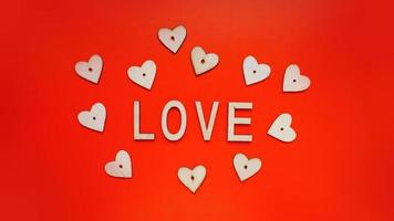 Fondo del día de San Valentín con corazones rojos y letras de amor.