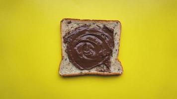 tostadas sobre fondo amarillo. vista desde arriba - copia espacio fotografía foto