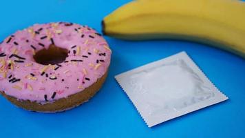 plátano, rosquilla y condón. idea de sexo foto