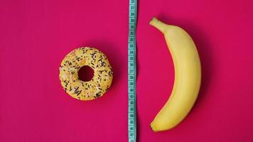 dos tipos de alimentos, saludables y no saludables, plátano