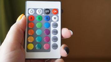 control remoto para cambiar colores en la mano foto
