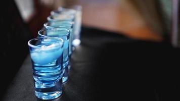 vasos de vodka con hielo. en el bar