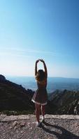 Mujer joven disfrutando de la magnífica vista de las montañas de Montserrat foto
