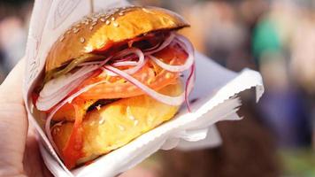 Hamburguesas de carne que se sirven en el puesto de comida en la cocina abierta foto