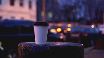 Quitar la taza de café espacio de copia en blanco vacío foto