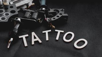 accesorios de tatuaje con tatuaje de inscripción foto