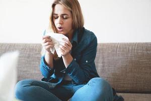 Retrato de mujer rubia linda malsana con servilleta foto