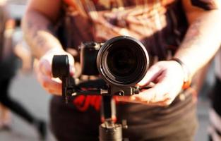 un hombre con una cámara y una lente. cámara de fotos para grabación de video.