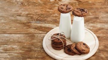 galletas de chispas de chocolate caseras y leche
