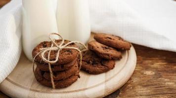 galletas de chispas de chocolate caseras y leche foto