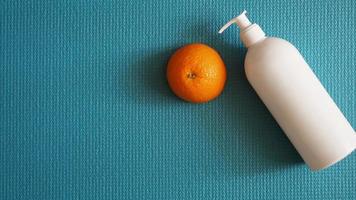 loción y fruta de naranja - concepto anticelulítico foto