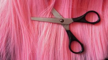 Peluca y tijeras - Peluca rosa - Fondo de peinado foto