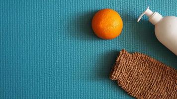 loción y fruta de naranja - concepto anticelulítico foto