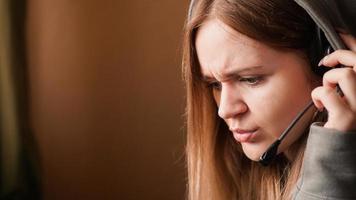 operador de chica confundida con auriculares. trabajo remoto foto