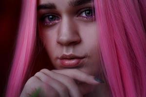 modelo de moda de belleza chica con cabello rosado. cabello colorido