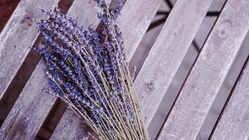 Racimos de lavanda seca sobre mesa de madera foto