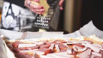 Primer plano de la mano del chef panadero haciendo pizza casera foto